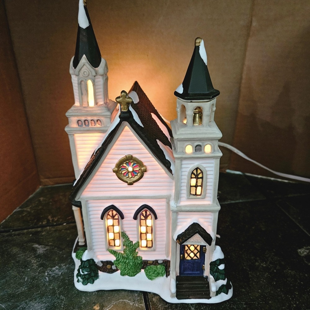 Carole Towne Owen Chapel 2002 •Lighted Church w/ Cord • Lemax Manufactured • Box